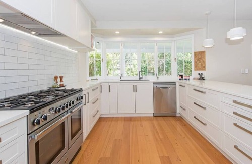 Devonport Casa | Large Spacious family home,close Devonport& Beachs
