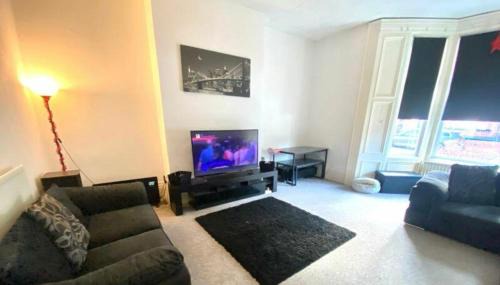 Sunderland Casa | Large Spacious Home, Free Parking, 8 bedrooms, sleeps 14