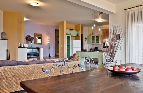 Keratokambos Casa | Large spacious holiday home right on Keratokampos beach