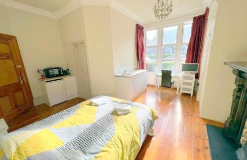 Sutton West Casa | Large Studio (Ground Floor) in Sutton