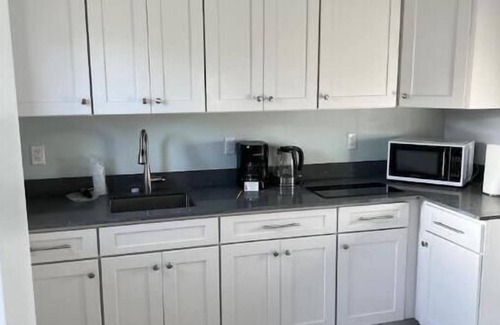 Seven Mile Beach Apartamento | Large studio with AC - Steps to the ocean