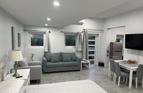 Seven Mile Beach Apartamento | Large studio with AC - Steps to the ocean
