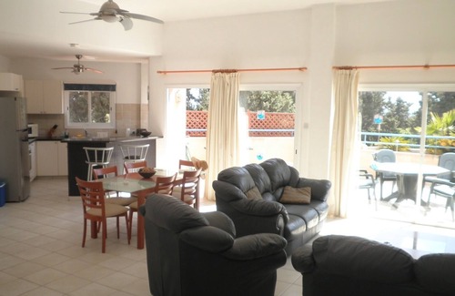 Paphos Apartamento | Gran terraza para tomar el sol, balcón, dos piscinas, todos los principales canales de televisión del Reino Unido y wif ilimitado