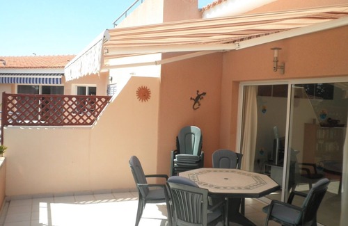Paphos Apartamento | Gran terraza para tomar el sol, balcón, dos piscinas, todos los principales canales de televisión del Reino Unido y wif ilimitado