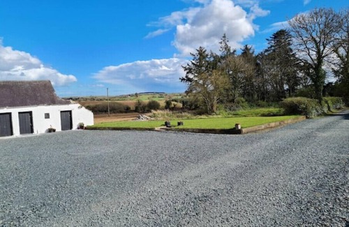 Monageer Casa | Large Thatched Farmhouse