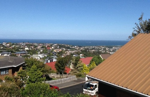 Dunedin Casa | Large three bedroom home in Waverley Dunedin with views out to sea.