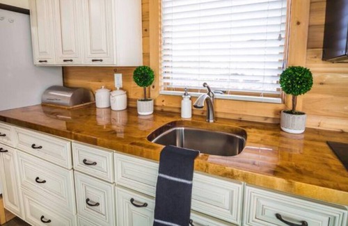 Apple Valley Cabina | Large tiny home with roof private roof top deck and BBQ.