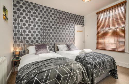 Northampton Apartamento | LARGE Town Centre Townhouse for Work and Leisure inc Private Parking
