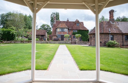 Chiddingly Casa | Nuestra encantadora y cómoda casa antigua Manor duerme hasta 20, con jacuzzi y piscina.