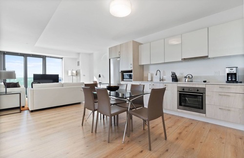 West Fens Apartamento | Large Two Bedroom, One Block From Fenway Park