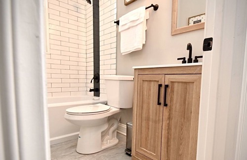 Woodlawn Apartamento | Large ultra modern 3BR/1BA near Univ of Chicago