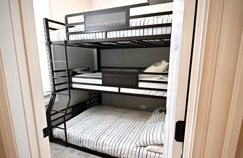 Woodlawn Apartamento | Large ultra modern 3BR/1BA near Univ of Chicago