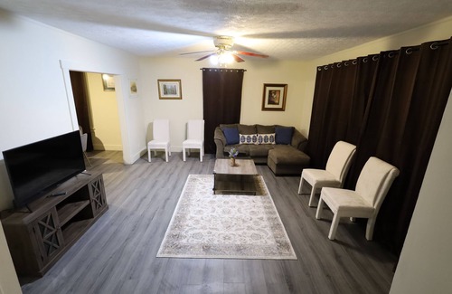 Charlton Heights Casa | Large Updated 3 bedroom Townhome w/ mountain view nearby Kanawha river