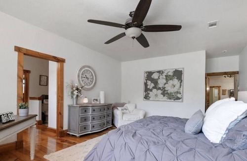Myra Casa | Large upscale lake home retreat with plenty of space and privacy.
