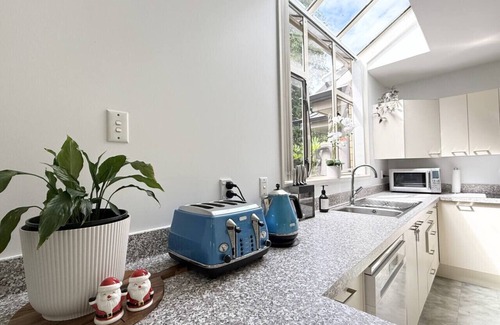 Halswell Casa | 🌟 Large, Warm 4BR Family Retreat in Halswell – Netflix, Massage Chair & More!
