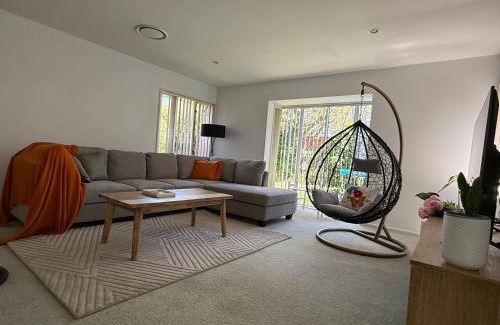 Halswell Casa | Large warm 4BRM family recharge in Halswell - Netflix, Massage chair
