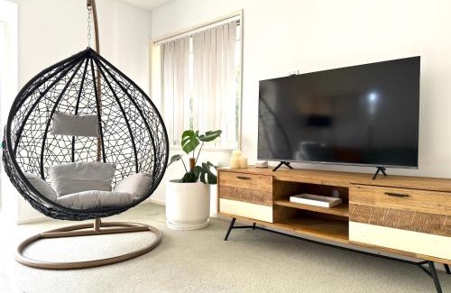 Halswell Casa | Large warm 4BRM family recharge in Halswell - Netflix, Massage chair