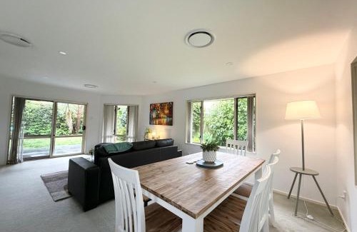 Halswell Casa | Large warm 4BRM family recharge in Halswell - Netflix, Massage chair