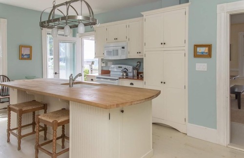 Osterville Casa | Disfrute de los barcos a medida que avanzan desde esta gran y clásica casa de verano de Cape Cod