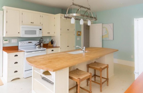 Osterville Casa | Disfrute de los barcos a medida que avanzan desde esta gran y clásica casa de verano de Cape Cod