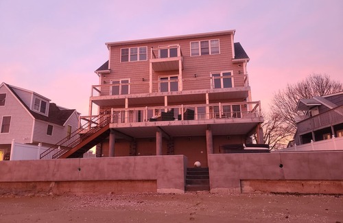 East Haven Casa | Large Waterfront Modern Beach House