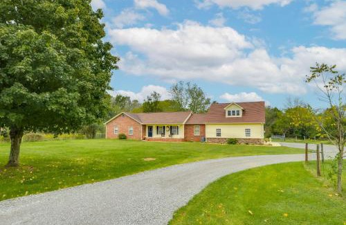 Murfreesboro Casa | Large Yard and Basketball Hoop Murfreesboro Home!