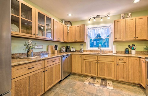 Paupack Casa | Large Yard + Games: ‘Edgewater Escape’ in Paupack!