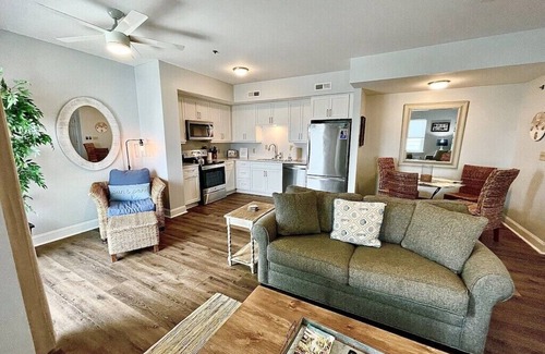 Charleston County Condominio | Oceanside 1BR Condo- En el corazón de la PIO; Condominios adicionales disponibles