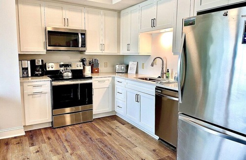 Charleston County Condominio | Oceanside 1BR Condo- En el corazón de la PIO; Condominios adicionales disponibles