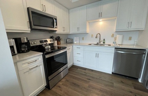 Charleston County Condominio | Oceanside 1BR Condo- En el corazón de la PIO; Condominios adicionales disponibles