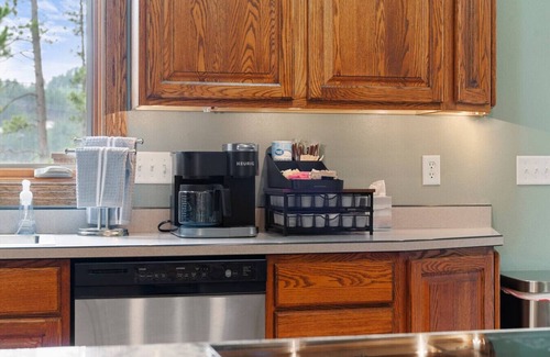 Hill City Cabina | Largest Hill City Cabin-Sleeps 20 with Hot Tub