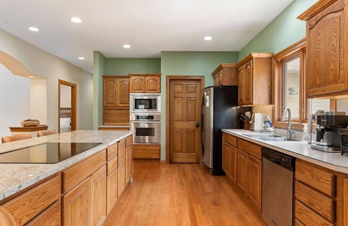 Hill City Cabina | Largest Hill City Cabin-Sleeps 20 with Hot Tub