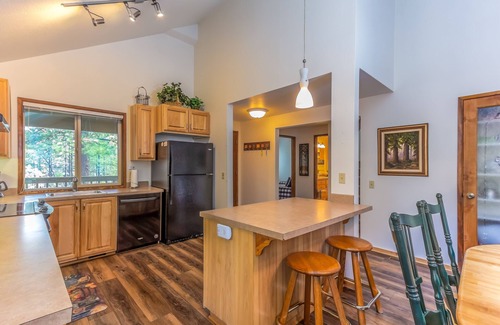 Sunriver Casa | Su hogar lejos de casa con una tina de agua caliente y una cocina completamente equipada - LARK07