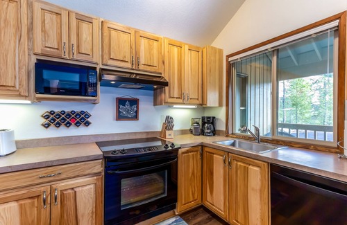 Sunriver Casa | Su hogar lejos de casa con una tina de agua caliente y una cocina completamente equipada - LARK07