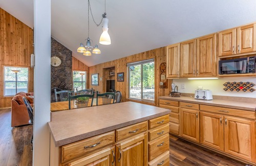 Sunriver Casa | Su hogar lejos de casa con una tina de agua caliente y una cocina completamente equipada - LARK07