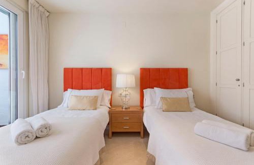 Golden Mile Apartamento | Las Canas beach, ground floor first line beach, Marbella golden mile
