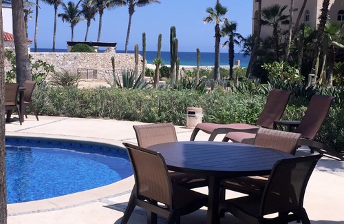 Zona Hotelera Condominio | Las Mañanitas - Frente a la playa en planta baja 1BR Condo, piscina semi-privada