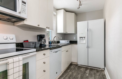 Colee Hammock Apartamento | Las Olas 2 Bedroom Apartment Suite 1: Walking to Beach, Dining and Nightlife!