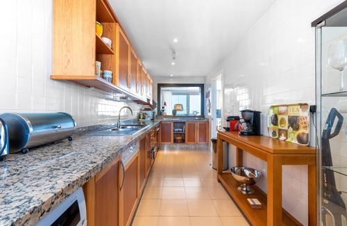 Marbella Apartamento | Las Tortugas Marbella – Ático de Lujo con Vistas al Mar y Jacuzzi