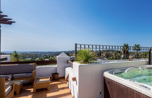 Marbella Apartamento | Las Tortugas Marbella – Ático de Lujo con Vistas al Mar y Jacuzzi