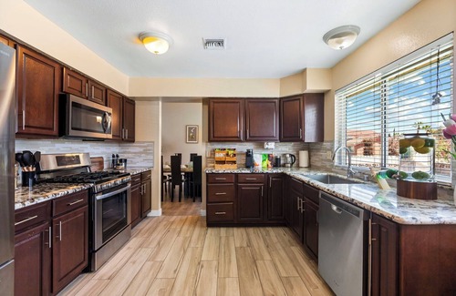 Las Vegas Casa | Las Vegas Family 5BR Home-6Beds,w/Pool,BBQ,Projector,Billiards,Towels,Essentials