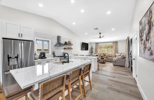 Canyon Gate Casa | Las Vegas Home is centrally located near all major Resorts and Casinos.