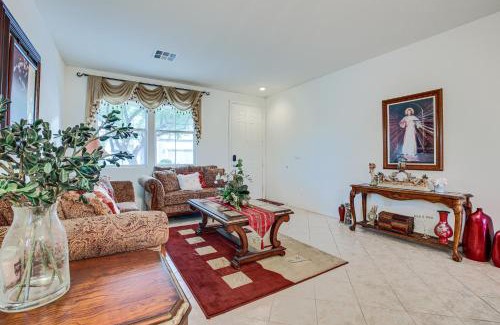 Spring Valley Casa | Las Vegas Home with Mtn Views 13 Mi to the Strip!