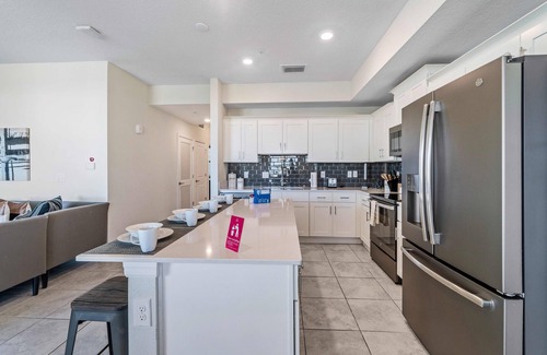 Kissimmee Apartamento | Last Minute Disney Getaway! Luxury Condo with Private Balcony. Book Now! #119393