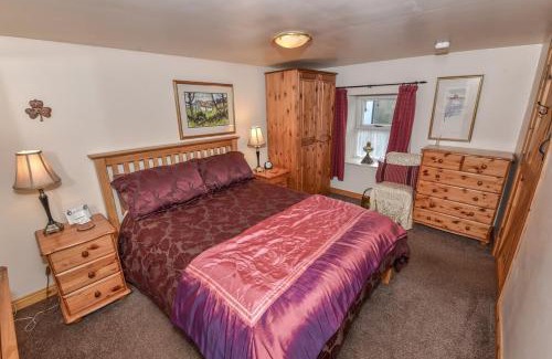 Carrickfergus Casa | Last-Minute Escapes l Sleeps Up to 4 l A delightful thatched cottage with all the modern facilities you will require l There are 2 bedrooms, one with a double bed l the other with two singles l Carrick Thatched Cottage l WeStayBelfast