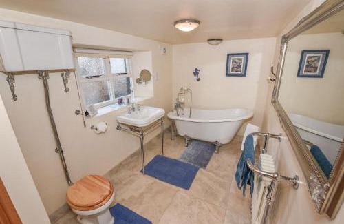 Carrickfergus Casa | Last-Minute Escapes l Sleeps Up to 4 l A delightful thatched cottage with all the modern facilities you will require l There are 2 bedrooms, one with a double bed l the other with two singles l Carrick Thatched Cottage l WeStayBelfast