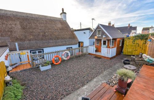 Carrickfergus Casa | Last-Minute Escapes l Sleeps Up to 4 l A delightful thatched cottage with all the modern facilities you will require l There are 2 bedrooms, one with a double bed l the other with two singles l Carrick Thatched Cottage l WeStayBelfast