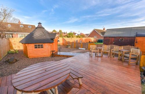Carrickfergus Casa | Last-Minute Escapes l Sleeps Up to 4 l A delightful thatched cottage with all the modern facilities you will require l There are 2 bedrooms, one with a double bed l the other with two singles l Carrick Thatched Cottage l WeStayBelfast