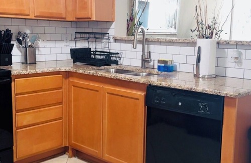 Greensboro Condominio | Last minute Furniture Market Deal! Newly renovated condo near PTI