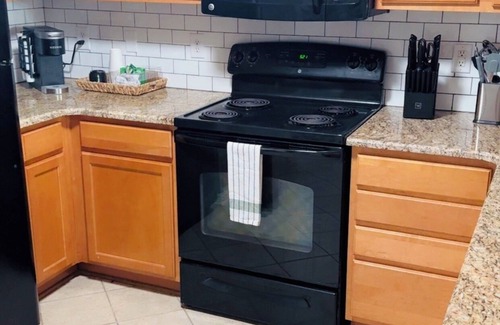 Greensboro Condominio | Last minute Furniture Market Deal! Newly renovated condo near PTI